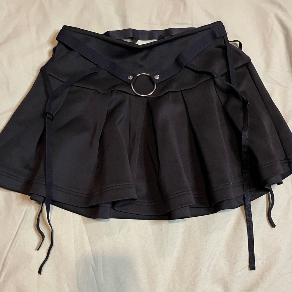 Mini pleated skirt with O-ring